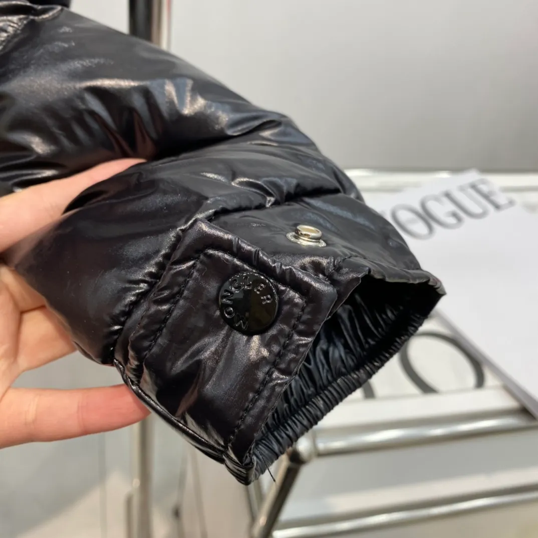 P390 Moncler/ 2026 70 、 。 DNA ， ， 。 Classic ， 、 。 Classic 70 。 Quality， 90 ，Premium Quality ， ，Black ！ Sizes M-3XL